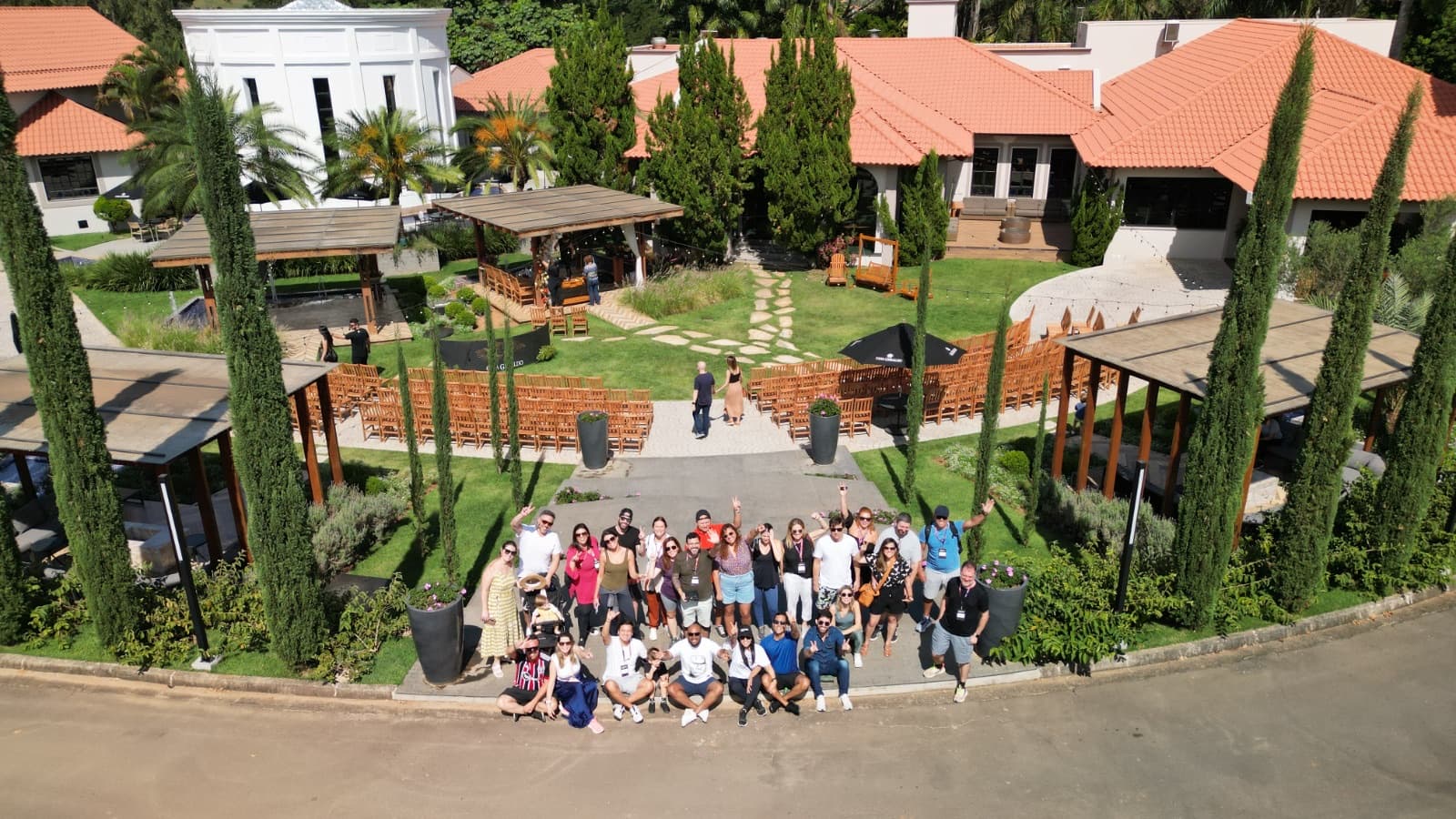 Foto aérea do grupo de participantes em espaço ao ar livre