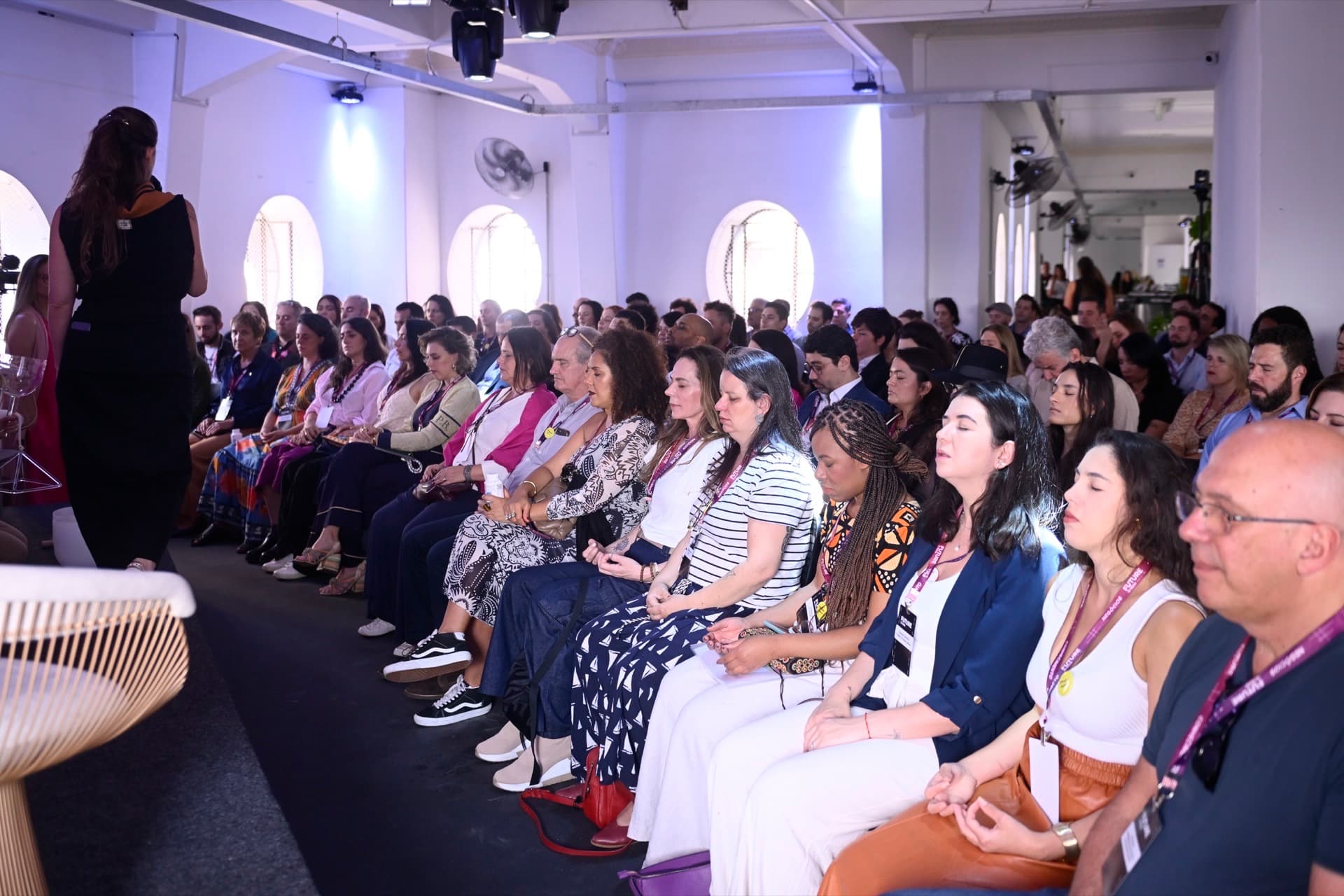 Plateia atenta durante palestra do evento