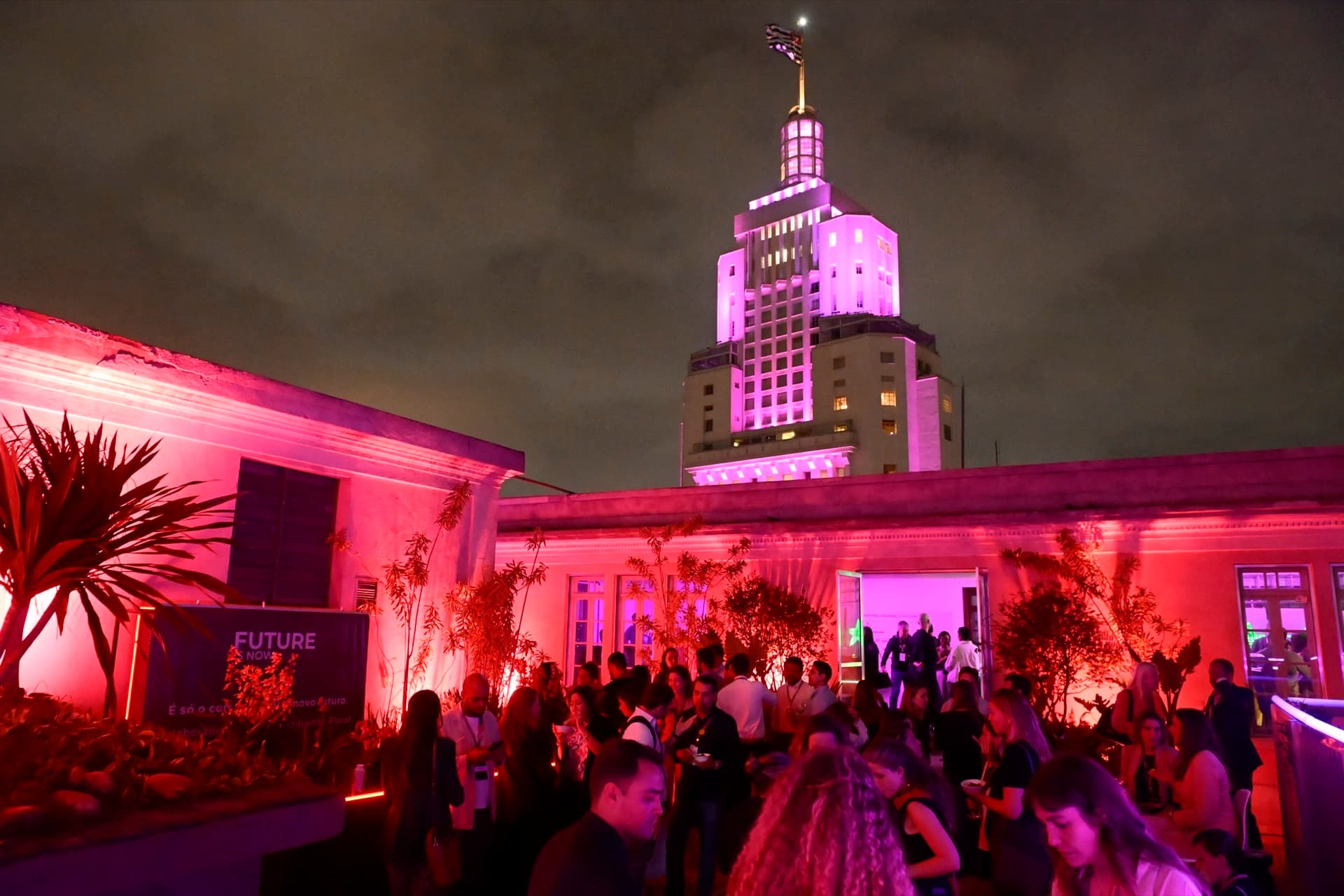 Networking noturno com vista para o Edifício Altino Arantes em São Paulo