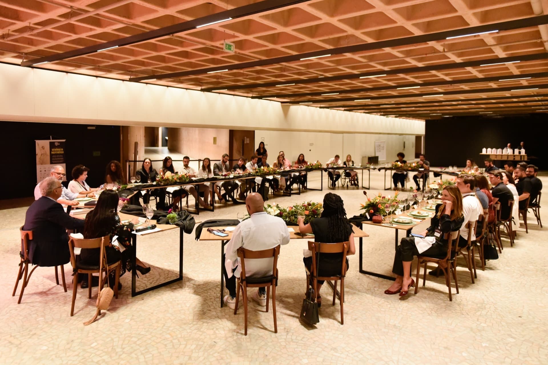 Jantar executivo em formato de mesa redonda