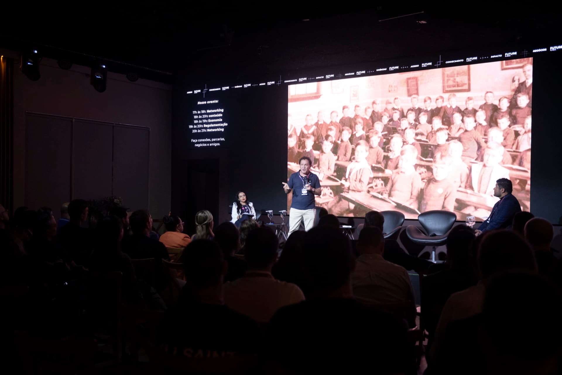 Visita técnica em grupo a uma fábrica