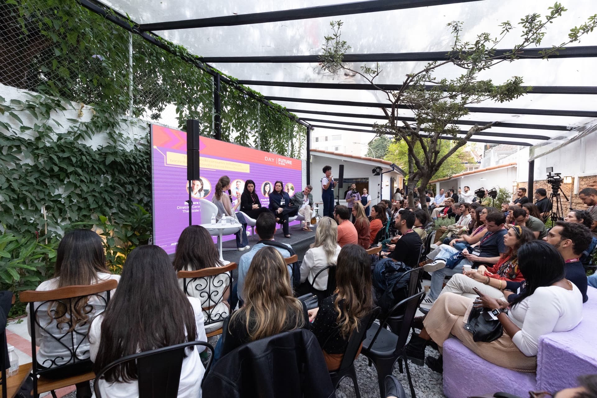 Painel de discussão ao ar livre com grande público