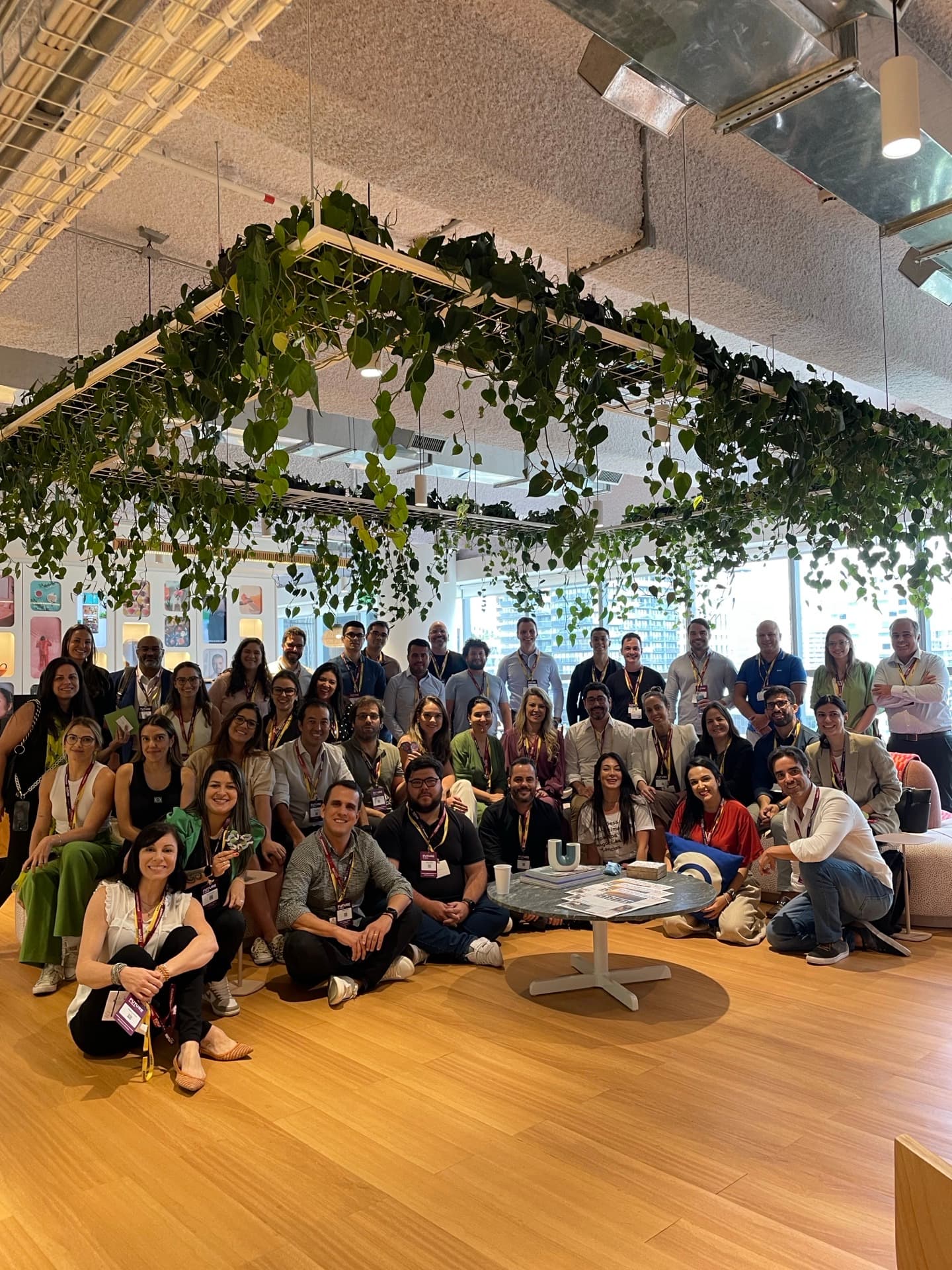 Grupo de participantes reunidos em espaço corporativo