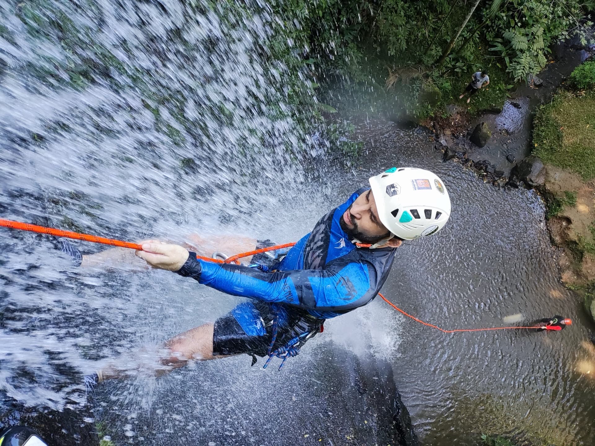 Experiência de rapel em cachoeira
