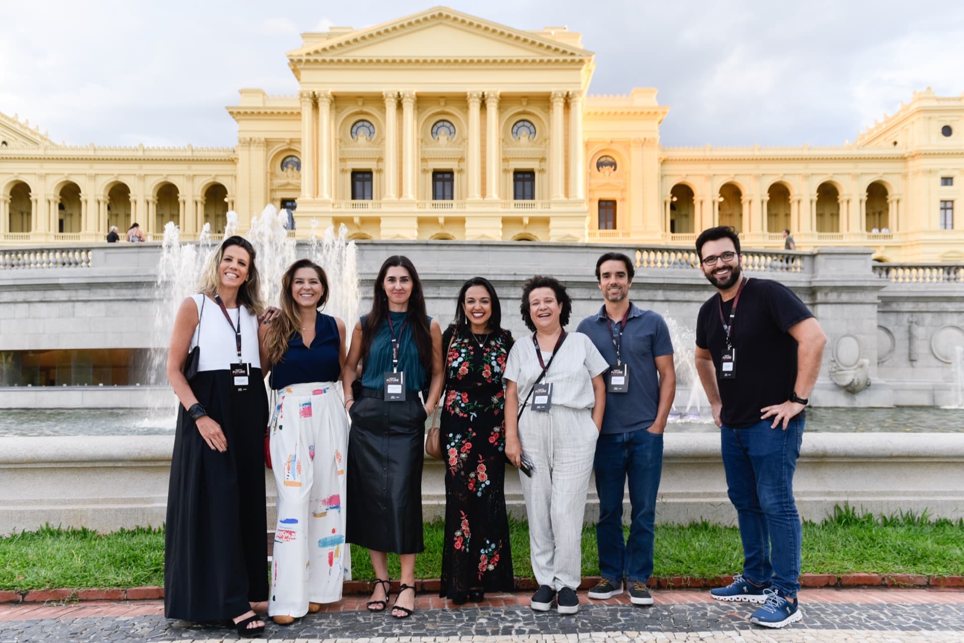 Equipe reunida em frente ao Museu do Ipiranga