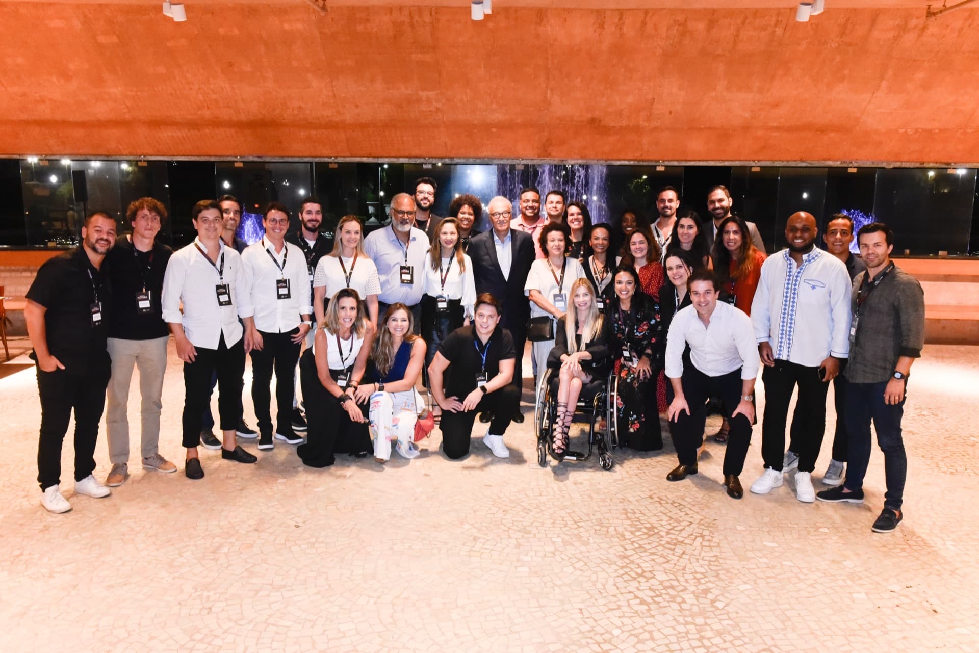 Foto coletiva do grupo em espaço cultural noturno